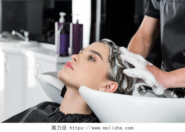 年轻漂亮的女人在美容院洗头发女生头发